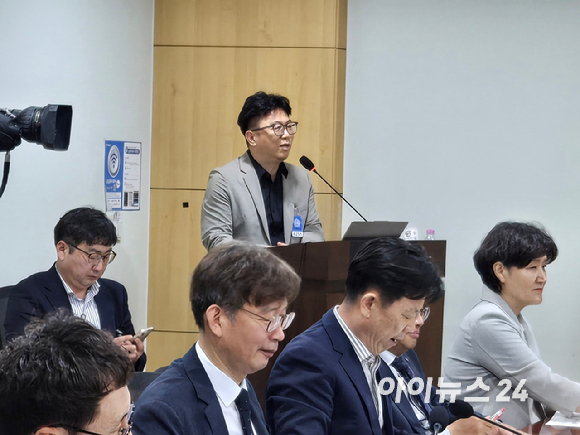 주진우 한국광기술원 센터장이 15일 국회에서 진행된 '첨단 국방산업의 핵심기술 광반도체 세미나'에서 발언하고 있다. [사진=최란 기자]