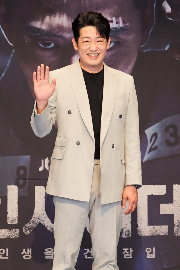 배우 허성태가 8일 온라인으로 진행된  JTBC 새 수목드라마 '인사이더' 제작발표회에 참석해 포즈를 취하고 있다. [사진=JTBC]