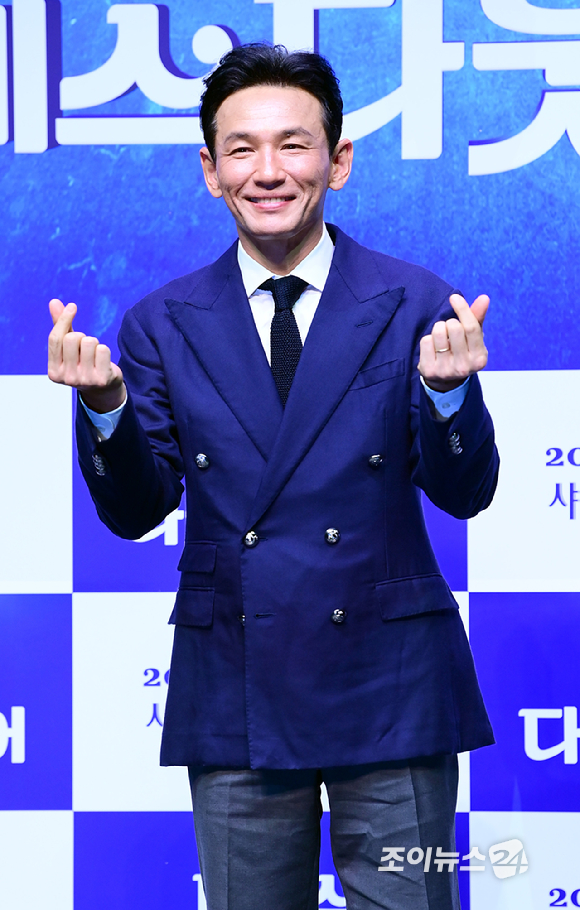 배우 황정민이 2일 오후 서울 서대문구 이화여자대학교 삼성홀에서 열린 뮤지컬 '미세스 다웃파이어' 제작발표회에 참석하고 있다. [사진=정소희 기자]