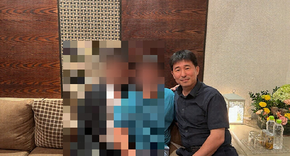 더불어민주당 노종면 선대위 대변인이 19일 서울 여의도 당사에서 "윤석열 전 대통령의 내란 혐의 사건 재판장인 지귀연 서울중앙지법 부장판사가 유흥업소에서 접대받았다"라는 의혹을 제기하며 관련 사진을 공개하고 있다. 2025.5.19 [사진=연합뉴스]