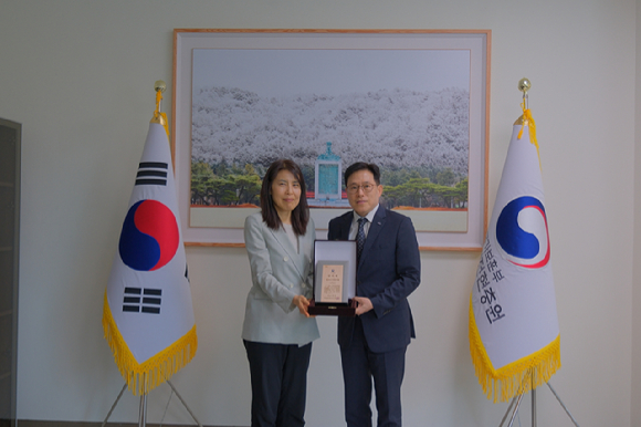 신준우 정보통신기획평가원(IITP) 전략기획본부장(오른쪽)이 국가보훈부장관 감사패를 전달받은 뒤 김정연 국립대전현충원장과 기념촬영을 하고 있다. [사진=IITP]