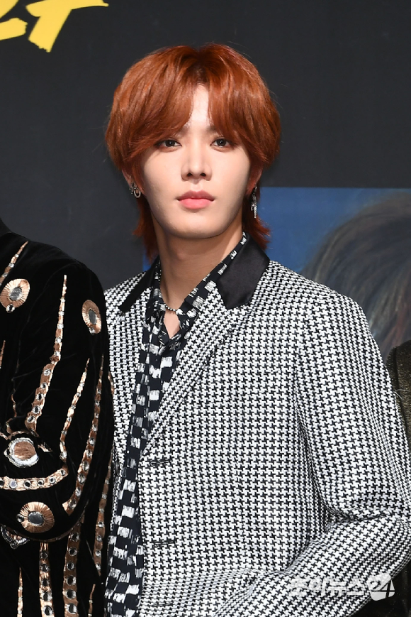 그룹 NCT127 유타가 서울 여의도동 콘래드 서울 그랜드볼룸에서 열린 네 번째 미니앨범 '위 아 슈퍼휴먼(WE ARE SUPERHUMAN)' 발매 기념 쇼케이스에 참석해 포즈를 취하고 있다.