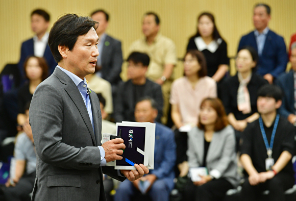 조현일 경산시장이 '오만가지 목소리 토크콘서트'를 주재하고 있다. [사진=경산시]