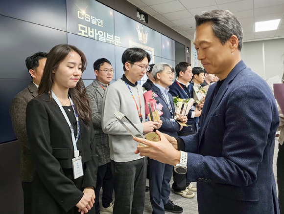 삼성전자서비스 대표이사 김영호 부사장이 '2026 CS 달인'에게 상패를 수여하는 모습 [사진=삼성전자]