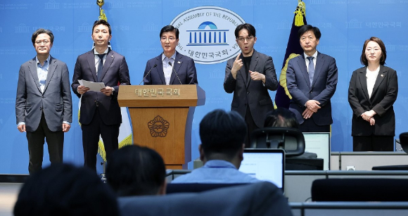 국민의힘 주진우 의원이 14일 국회 소통관에서 더불어민주당 정원오 서울시장 후보의 과거 폭행 사건과 관련, 당시 피해자의 육성 녹음을 확보했다며 내용을 공개하고 있다. [사진=연합뉴스]