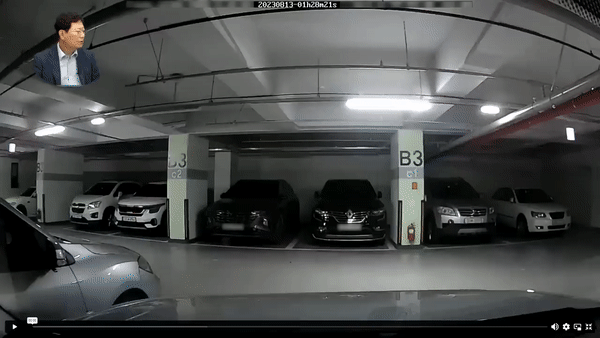 한 차주가 충분히 거리를 확보한 채 주차했음에도 차량 운전석 문이 '문콕'당해 파손되는 일이 벌어졌다. 블랙박스를 살펴본 결과, 상대방 고의적으로 수차례 가격한 것으로 나타났다. [사진=유튜브 '한문철TV']