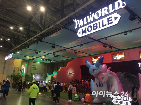 지스타 2025 메인 스폰서를 맡은 엔씨소프트 부스. [사진=문영수 기자]