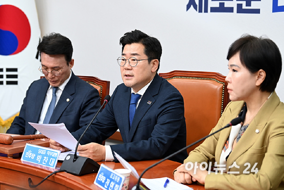 박찬대 당대표 직무대행 겸 원내대표가 25일 오전 서울 여의도 국회에서 열린 최고위원회의에서 발언하고 있다. [사진=곽영래 기자]