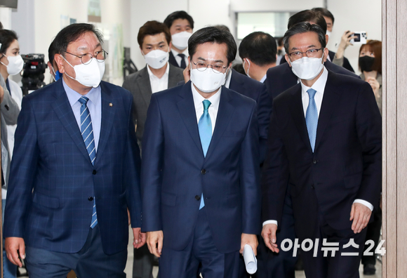 더불어민주당 김동연 경기지사 후보가 26일 오전 서울 여의도 국회에서 열린 정견 및 정책발표 기자회견에서 발언하고 있다. [사진=김성진 기자]