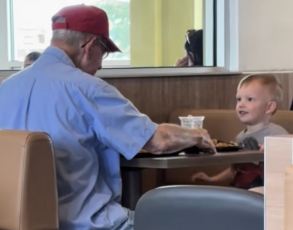 허드슨이 노인과 함께 식사를 하고 있다. [사진=틱톡 @ashlyntaylor88]