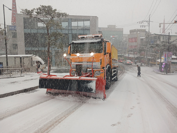 강북구가 다가오는 겨울철을 맞아 11월 15일부터 4개월간 '2025 겨울철 종합대책'을 추진한다. 사진은 강북구 내 제설작업이 진행되고 있는 모습. [사진=강북구]