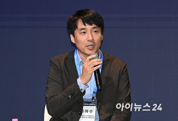 종합경제미디어 아이뉴스24가 23일 서울 영등포구 여의도동 FKI타워컨퍼런스센터에서 '아이포럼2025-지금은 인공지능 대전환(AX):AI 3대 강국 어떻게 만들 것인가' 컨퍼런스를 개최했다. 이이수 한국과학기술연구원(KIST) 휴머노이드연구단 책임연구원이 좌담회를 진행하고 있다. [사진=곽영래 기자]