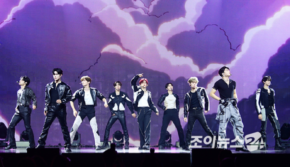 그룹 제로베이스원이 1일 오후 서울 용산구 한남 블루스퀘어에서 열린 제로베이스원(ZEROBASEONE) 정규 1집 '네버 세이 네버(NEVER SAY NEVER)' 쇼케이스에 참석해 타이틀곡 '아이코닉' 무대를 선보이고 있다. [사진=정소희 기자]