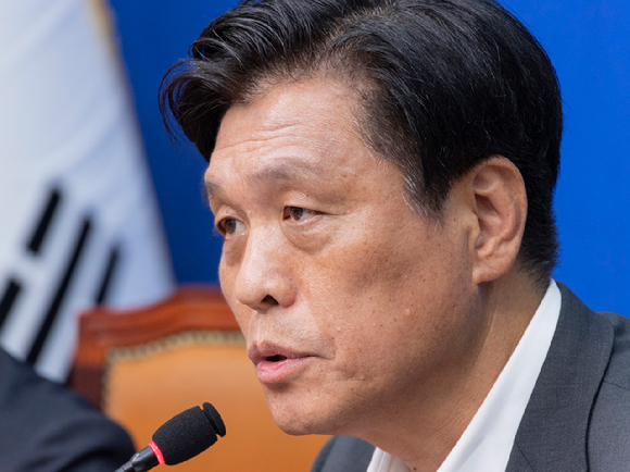 더불어민주당 조승래 중앙당 총괄선거대책본부장이 1일 국회에서 열린 기자간담회에서 이날 오전 대전에서 발생한 한화에어로스페이스 폭발 사고로 중단된 지방선거와 재보선 유세와 민주당의 사고 대응에 관해 밝히고 있다. 2026.6.1 [사진=연합뉴스]