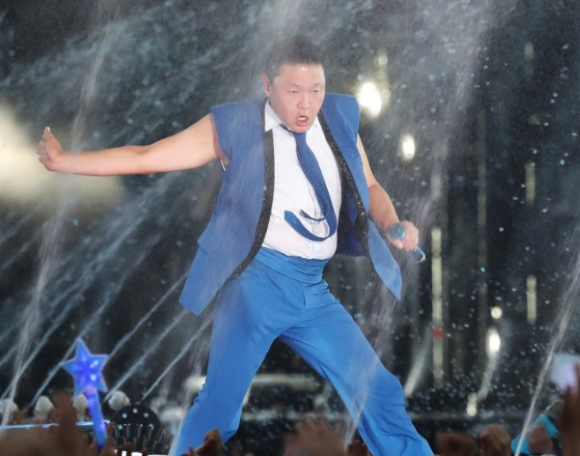 가수 싸이가 흠뻑쇼에서 춤을 추고 있다. [사진=연합뉴스]