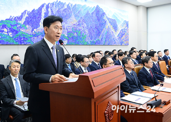 고용진 국회사무총장이 30일 오전 서울 여의도 국회에서 열린 국회 운영위원회의 국회사무처 등에 대한 2026년도 국정감사에서 업무보고를 하고 있다. [사진=정소희 기자]