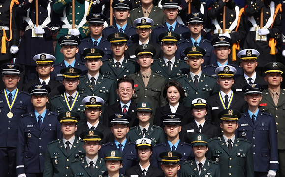 이재명 대통령이 20일 충남 계룡대 대연병장에서 열린 육&middot;해&middot;공군 사관학교 통합임관식에서 거수경례를 하고 있다. 2026.2.20 [사진=연합뉴스]