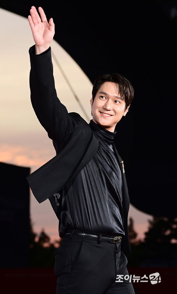 배우 고경표가 17일 오후 부산광역시 해운대구 영화의 전당에서 열린 제30회 부산국제영화제 개막식 레드카펫 행사에 참석하고 있다. [사진=정소희 기자]