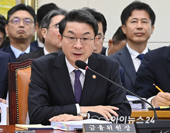 이억원 금융위원장이 27일 서울 여의도 국회에서 열린 정무위원회의 종합감사에서 위원 질의에 답하고 있다. [사진=곽영래 기자]