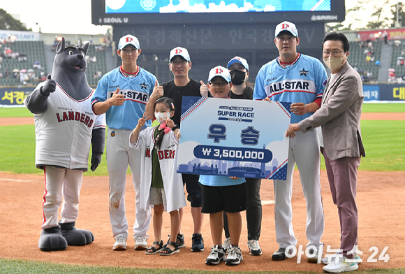 16일 오후 서울 잠실야구장에서 '2022 신한은행 SOL KBO 올스타전' 드림 올스타와 나눔 올스타의 경기가 열렸다. SSG 박성한과 서진용이 슈퍼레이스 우승을 차지한 후 기념촬영을 하고 있다. [사진=아이뉴스24 포토 DB]