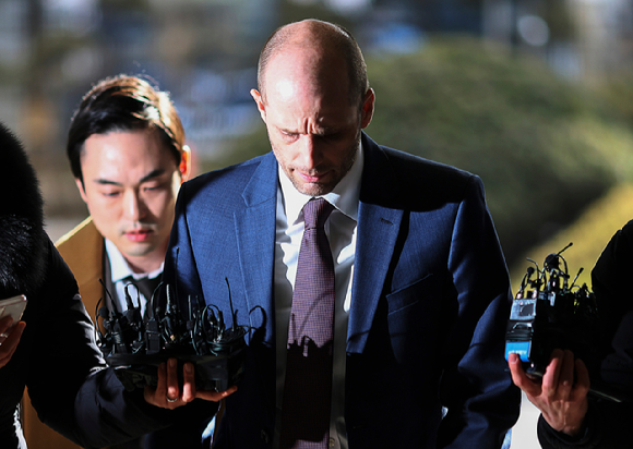 김승주 고려대학교 정보보호대학원 교수가 6일 오전 국회의원회관에서 열린 '쿠팡 해킹 및 개인정보 침탈 사고에 대한 국회 좌담회'에서 발제하고 있다. [사진=안세준 기자]