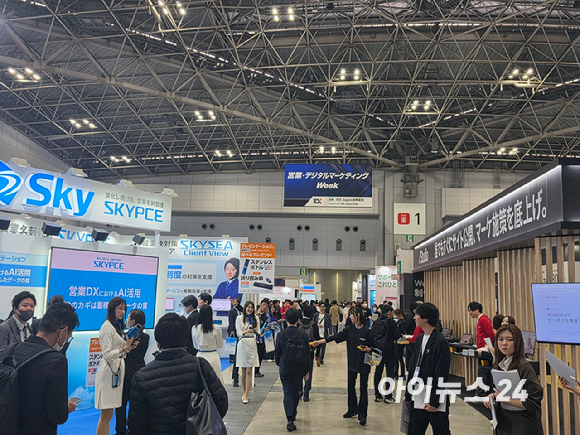 김현창 네트러닝 NextED AI 센터장이 지난 8일 일본 도쿄 빅사이트에서 열린 '2026 재팬 IT위크'에 마련된 NHN클라우드 부스에서 한국 취재진의 질문에 답하고 있다. [사진=윤소진 기자]