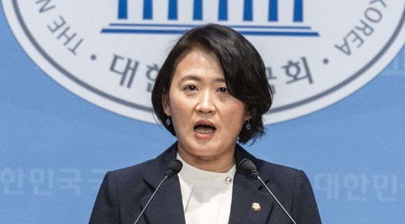 더불어민주당 원내대변인인 박지혜 의원이 12일 국회 소통관에서 브리핑하고 있다. [사진=연합뉴스]