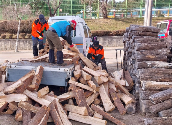산림청은 24일 취약계층 위한 &lsquo;사랑의 땔감 나누기 행사&rsquo;를 전국적으로 추진한다고 밝혔다 [사진=산림청]