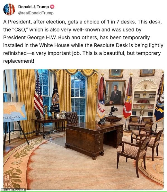 도널드 트럼프 미국 대통령이 백악관 집무실의 '결단의 책상(Resolute Desk)'을 임시 교체했다. 사진은 11일(현지시간) 미국 워싱턴 DC 백악관 집무실에서 행정 명령에 서명하는 도널드 트럼프 미국 대통령 옆에 일론 머스크의 아들인 엑스 머스크가 서있다. [사진=AFP/연합뉴스]