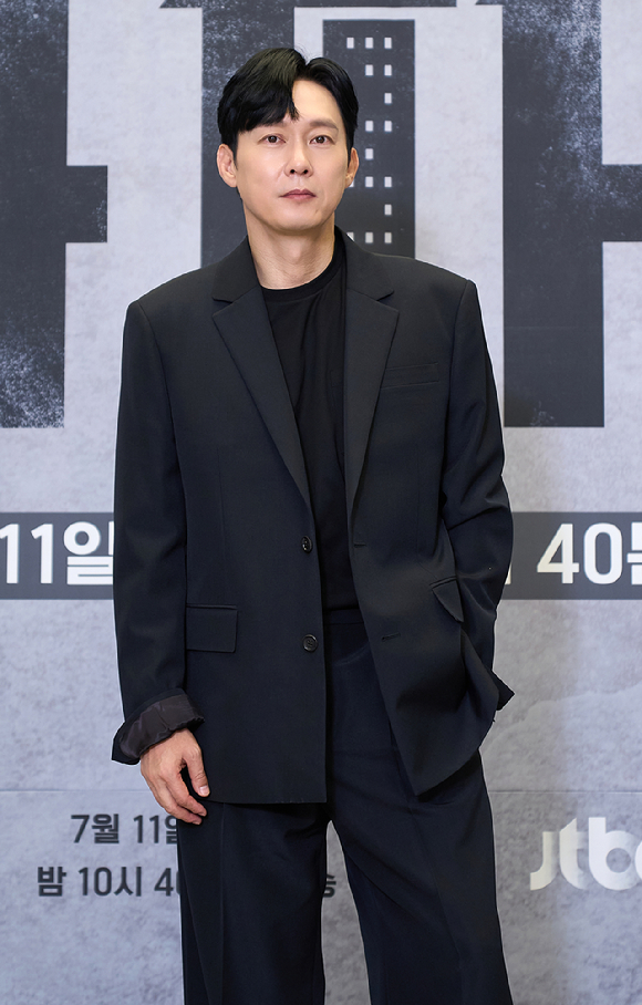 배우 박병은이 10일 온라인으로 진행된 JTBC 새 토일드라마 '아파트' 제작발표회에 참석하고 있다. [사진=JTBC]