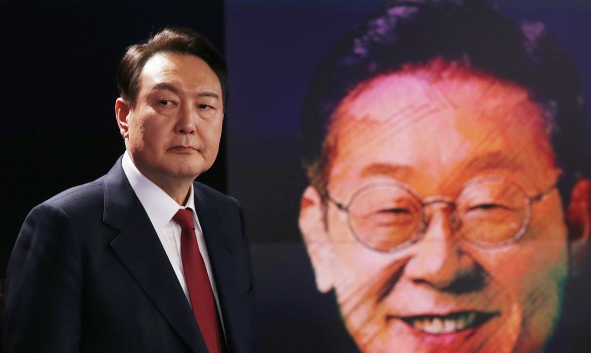 2022년 2월 11일 당시 국민의힘 윤석열 대선 후보가 서울 중구 매경미디어센터에서 열린 한국기자협회 주최&middot;방송 6개사 공동 주관 '2022 대선후보 초청 토론'에서 방송 준비를 하고 있다. 2022.2.11 [사진=연합뉴스]