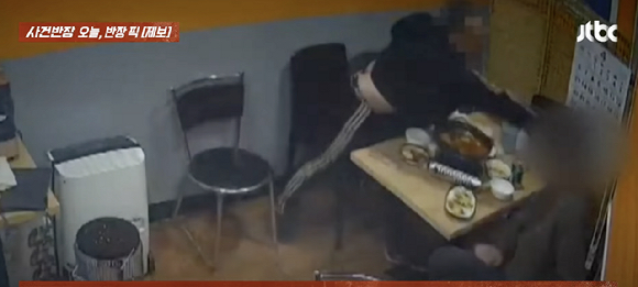 고등학교 동문과 식사를 하다가 무차별 폭행을 당했다는 한 남성의 사연이 전해졌다. 사진은 당시 상황이 담긴 폐쇄회로(CC)TV 장면. [사진=JTBC]