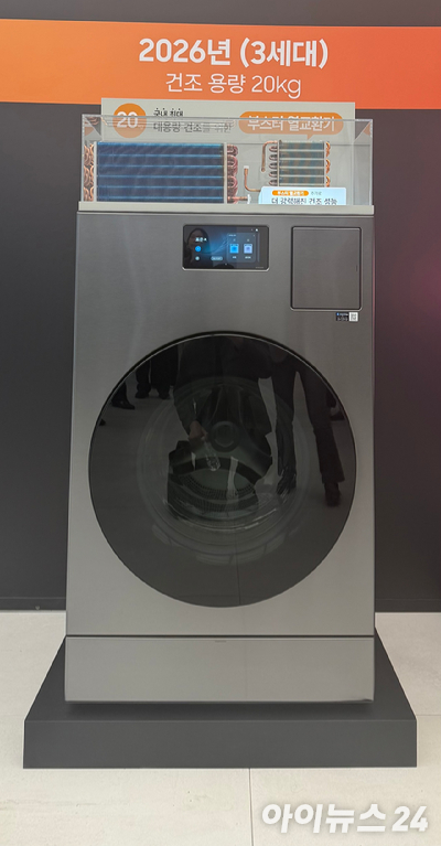 임성택 삼성전자 한국총괄 부사장이 26일 서울 삼성 강남에서 열린 세탁건조기 비스포크 AI 콤보 신제품 미디어 브리핑에서 신제품을 소개하고 있다. [사진=황세웅 기자]