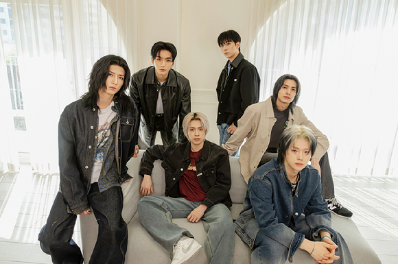 밴드 엑스디너리 히어로즈가 최근 서울 모처에서 진행된 미니 8집 '데드 앤드' 발매 기념 인터뷰에서 포즈를 취하고 있다. [사진=JYP엔터테인먼트]