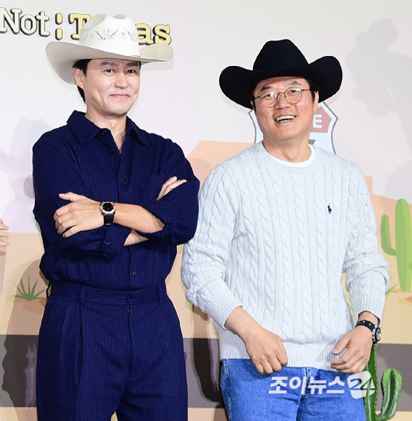 배우 이서진과 나영석 PD가 24일 오전 서울 CGV 아이파크몰에서 열린 넷플릭스 예능 '이서진의 달라달라' 제작발표회에 참석하고 있다. [사진=정소희 기자]