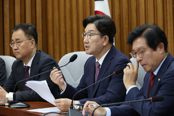 국민의힘 권성동 원내대표가 10일 서울 여의도 국회에서 열린 원내대책회의에서 발언하고 있다. [사진=연합뉴스]