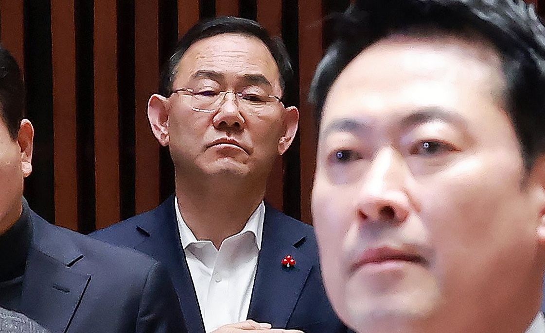 주호영 국회부의장이 지난달 31일 국회에서 열린 국민의힘 의원총회에서 국기에 대한 경례 중 장동혁 대표를 바라보고 있다. 2026.3.31 [사진=연합뉴스]