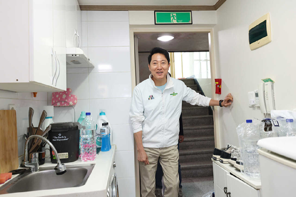 오세훈 국민의힘 서울시장 후보가 2일 서울 관악구 신림동의 한 원룸을 방문했다. [사진=오세훈 국민의힘 서울시장 후보 선거대책위원회]