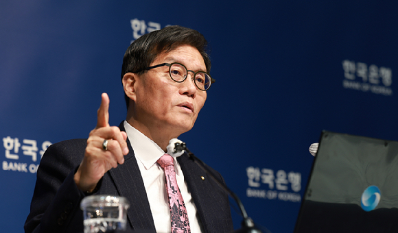 이창용 한국은행 총재는 26일 금융통화위원회 본회의를 마친 뒤 기자간담회에 발언하고 있다. [사진=한국은행]