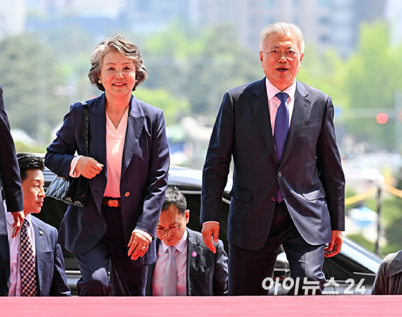 4·27 판문점선언 7주년 기념식 참석차 국회를 방문한 문재인 전 대통령과 김정숙 여사가 25일 오후 서울 여의도 국회에 들어서고 있다. [사진=곽영래 기자]