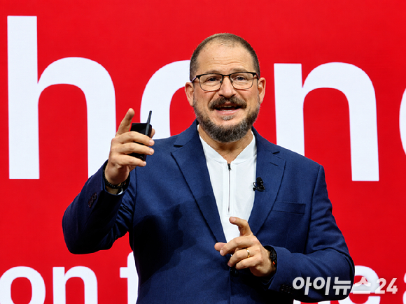 크리스티아노 아몬 퀄컴 최고경영자(CEO)가 22일(현지시간) 오전 하와이 마우이에서 열린 퀄컴 최대 연례 행사 '스냅드래곤 서밋 2026'에서 기조연설하고 있다. [사진=안세준 기자]