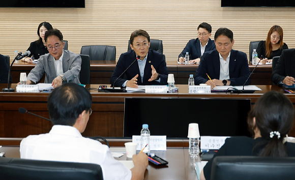 권대영 금융위원회 부위원장이 29일 오전 서울 중구 서민금융진흥원에서 열린 개인 연체채권 관리 실태 파악과 개선 방향 모색 현장 간담회에서 발언하고 있다. [사진=금융위원회]