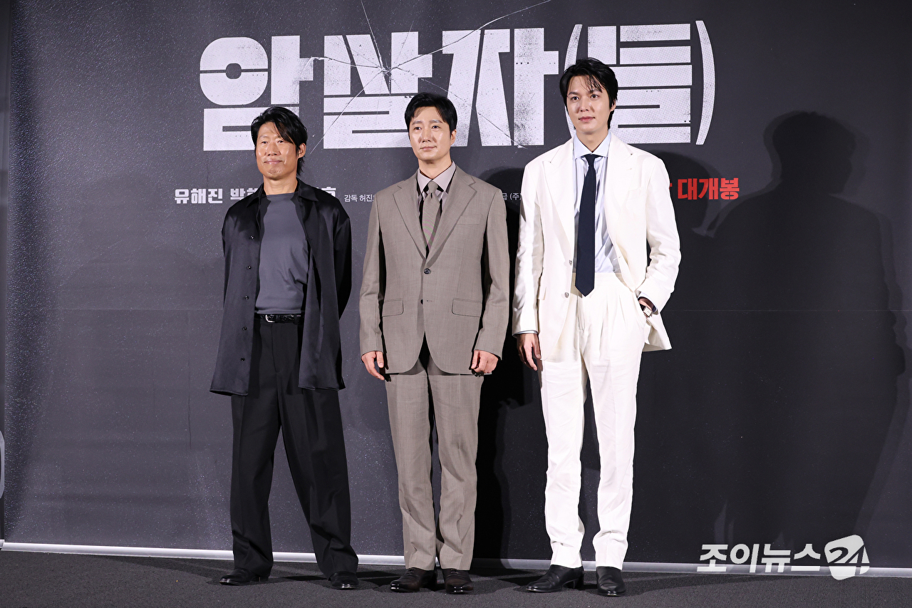 허진호 감독, 배우 유해진, 박해일, 이민호가 10일 오전 서울 용산구 CGV용산아이파크몰점에서 진행된 영화 '암살자(들)'(감독 허진호) 제작보고회에 참석해 포즈를 취하고 있다. [사진=문수지 기자]