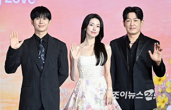 배우 정해인, 하영, 허성태가 5일 서울 마포 호텔 나루 서울에서 열린 넷플릭스 시리즈 '이런 엿같은 사랑' 제작발표회에서 포토타임을 갖고 있다. [사진=곽영래 기자]