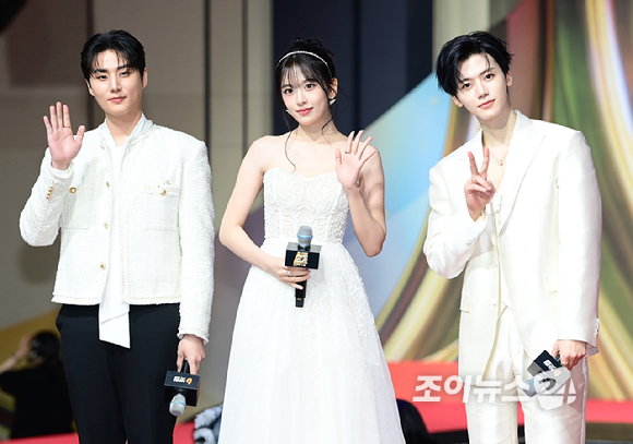 그룹 데이식스 영케이-아이브 장원영-NCT드림 재민이 25일 오후 인천광역시 중구 운서동 인스파이어 아레나에서 열린 '2025 SBS 가요대전' 레드카펫 행사에 참석하고 있다.&nbsp;