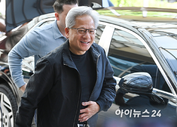 젠슨 황 엔비디아 최고경영자(CEO)가 방한 일정을 마치고 9일 서울김포비즈니스항공센터를 통해 출국하고 있다. [사진=곽영래 기자]