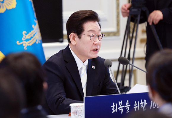 이재명 대통령이 11일 청와대 영빈관에서 열린 취임 100일 기자회견 '회복을 위한 100일, 미래를 위한 성장'에서 발언하고 있다. 2025.9.11 [대통령실통신사진기자단] [사진=연합뉴스]