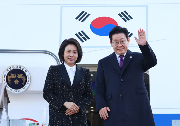 한일 정상회담을 위해 일본 나라현을 방문하는 이재명 대통령과 김혜경 여사가 13일 성남 서울공항 공군 1호기에서 환송객에게 인사하고 있다. 2026.1.13 [사진=연합뉴스]