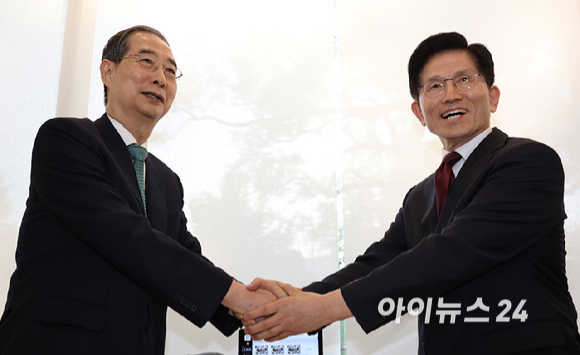 국민의힘 김문수 대선후보와 무소속 한덕수 대선 예비후보가 7일 서울 종로구의 한 식당에서 후보 단일화와 관련해 회동하고 있다. [사진=곽영래 기자]