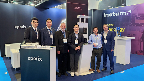 엑스페릭스와 이너텀의 공동부스에서 기념촬영을 하고 있는 관계자들 [사진=엑스페릭스]